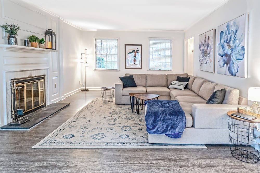Photo of Livingroom in Northwest Raleigh