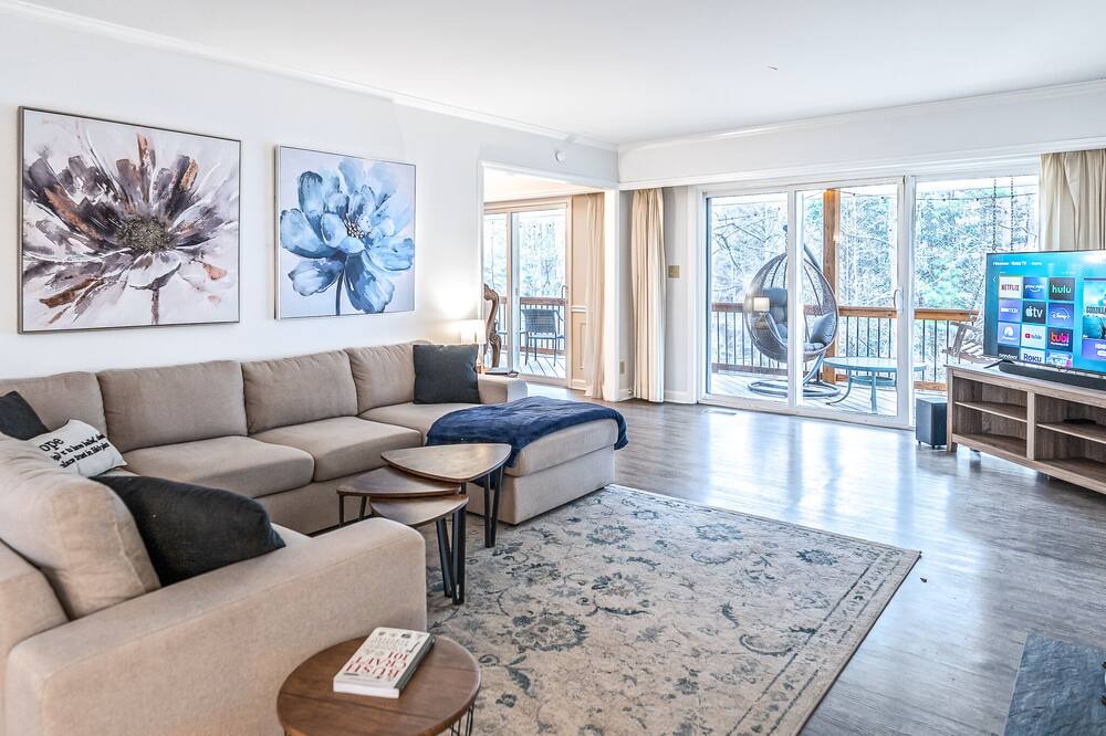 Photo of Livingroom in Northwest Raleigh