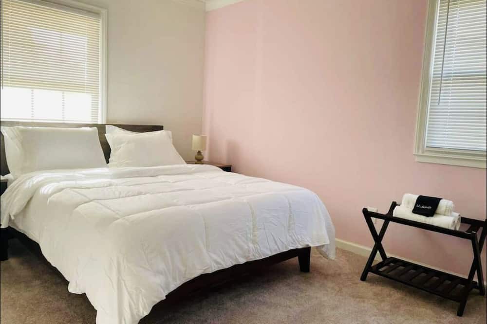 Photo of Bedroom in Elon