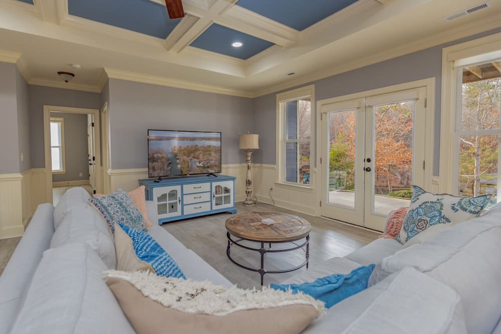Photo of Livingroom in Olde Ferry Estates