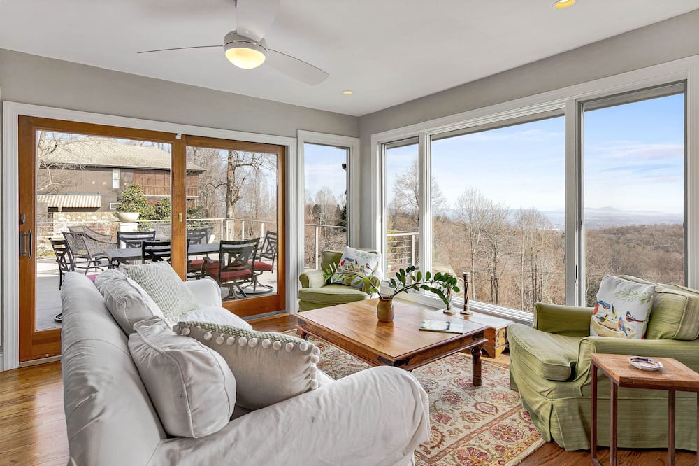 Photo of Livingroom in Laurel Park