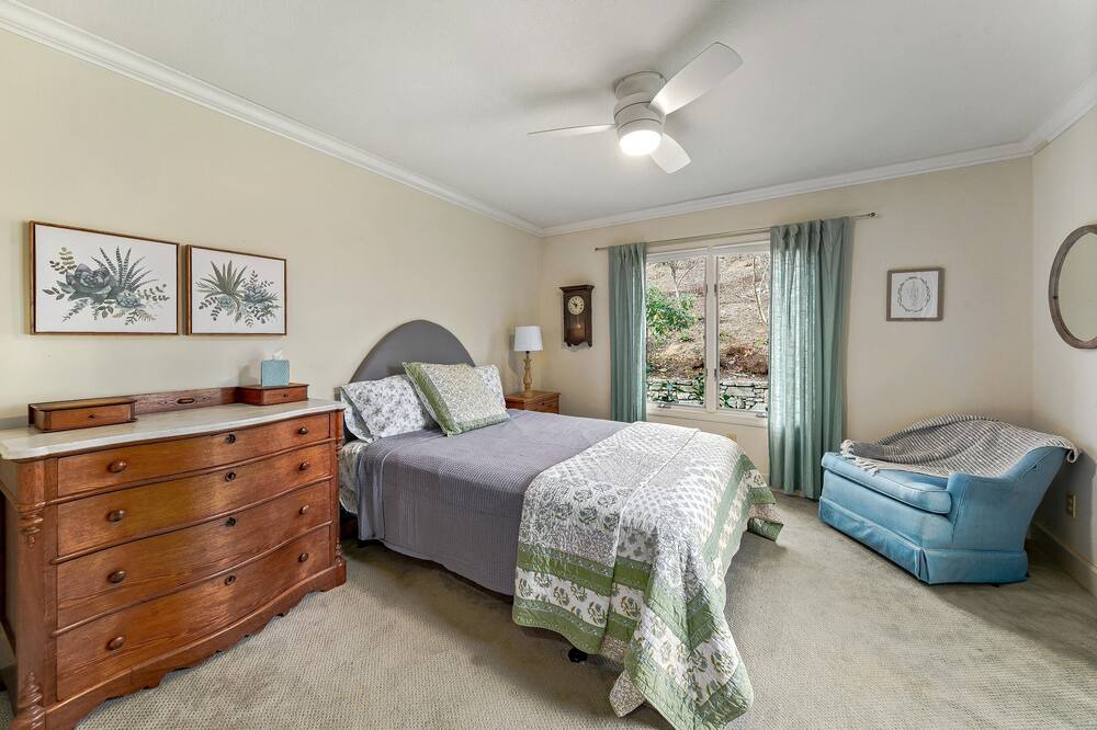 Photo of Bedroom in Laurel Park