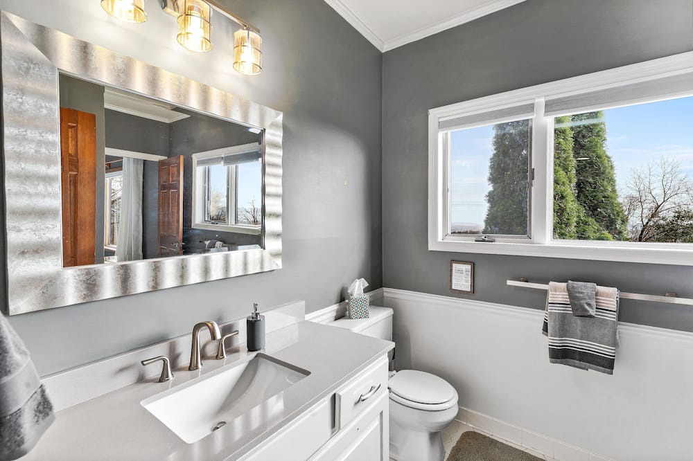 Photo of Bathroom in Laurel Park