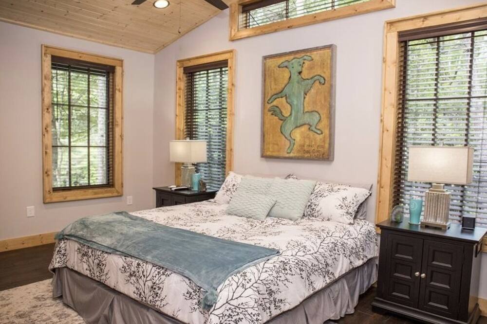 Photo of Bedroom in Glenville