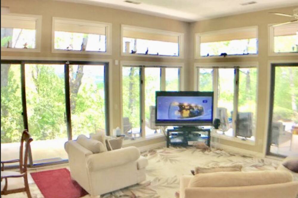 Photo of Bedroom in Hendersonville