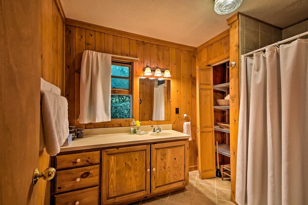 Photo of Bathroom in Highlands Hills