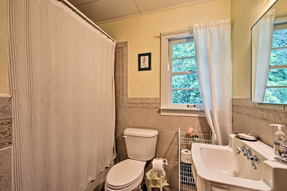 Photo of Bathroom in Highlands Hills