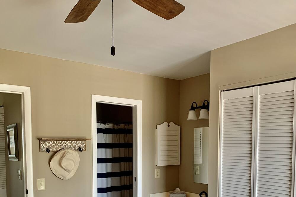 Photo of Bathroom in Oceanmarsh Subdivision