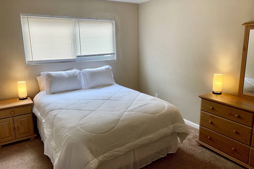 Photo of Bedroom in Willoughby Spit