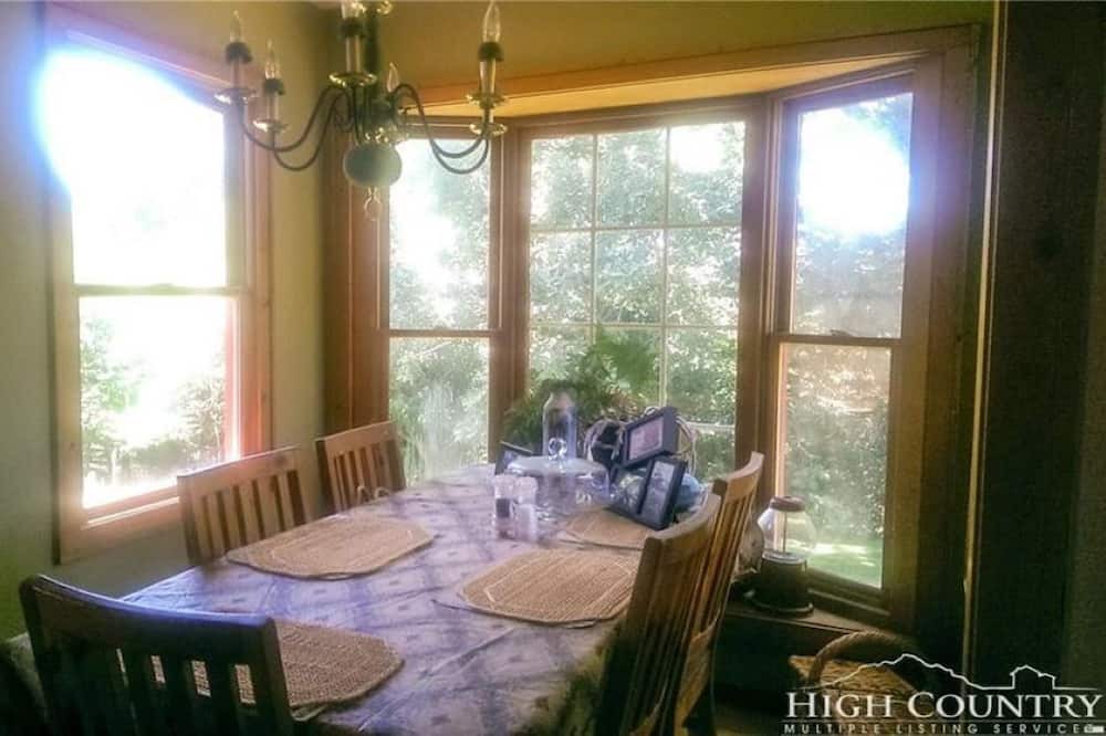 Photo of Bedroom in Glade Valley