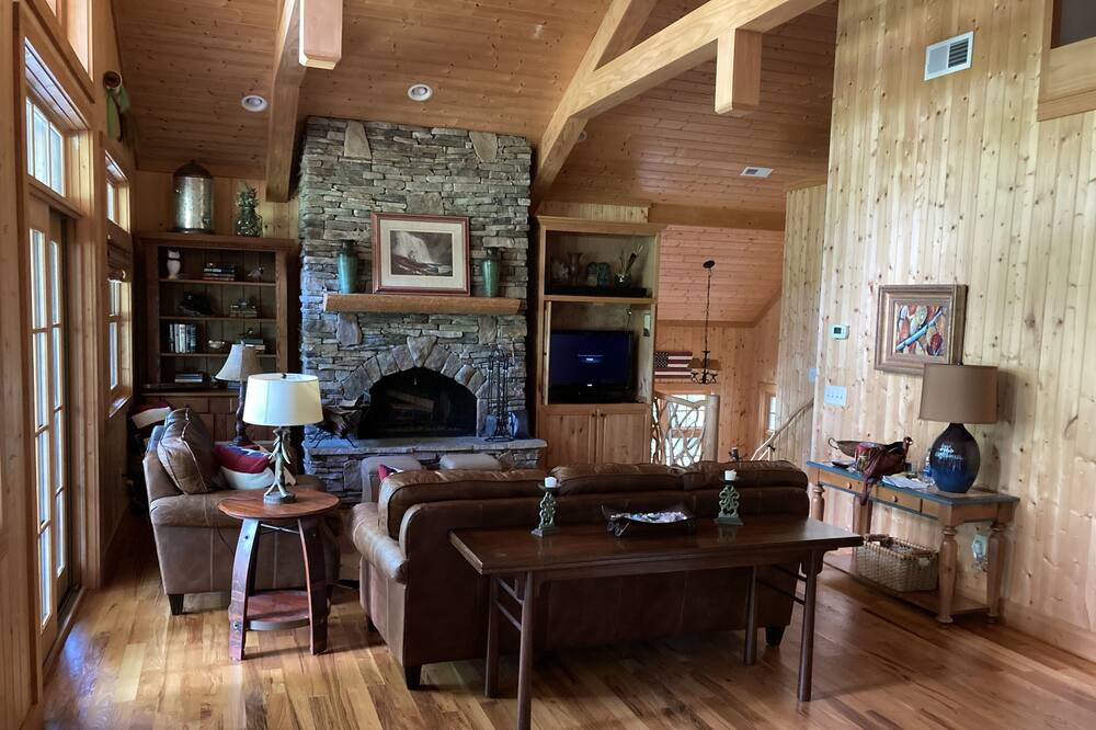 Photo of Livingroom in Cullowhee