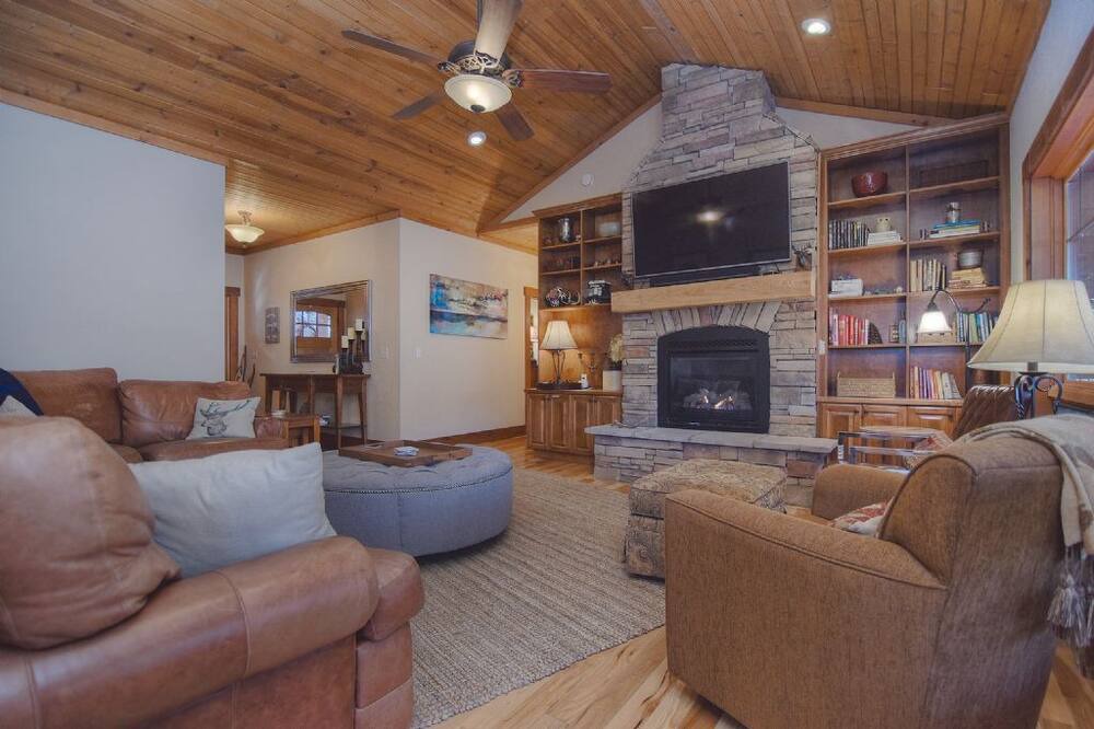 Photo of Livingroom in Laurel Ridge