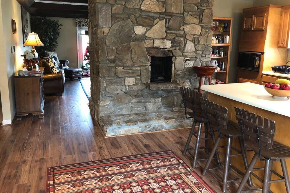 Photo of Livingroom in Candler