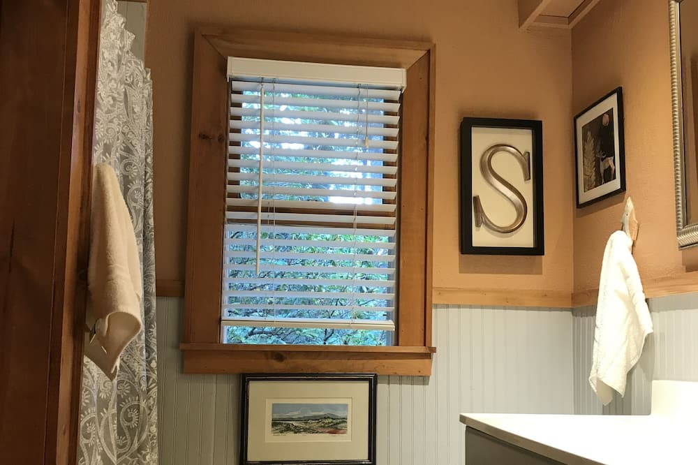 Photo of Bathroom in Glenville