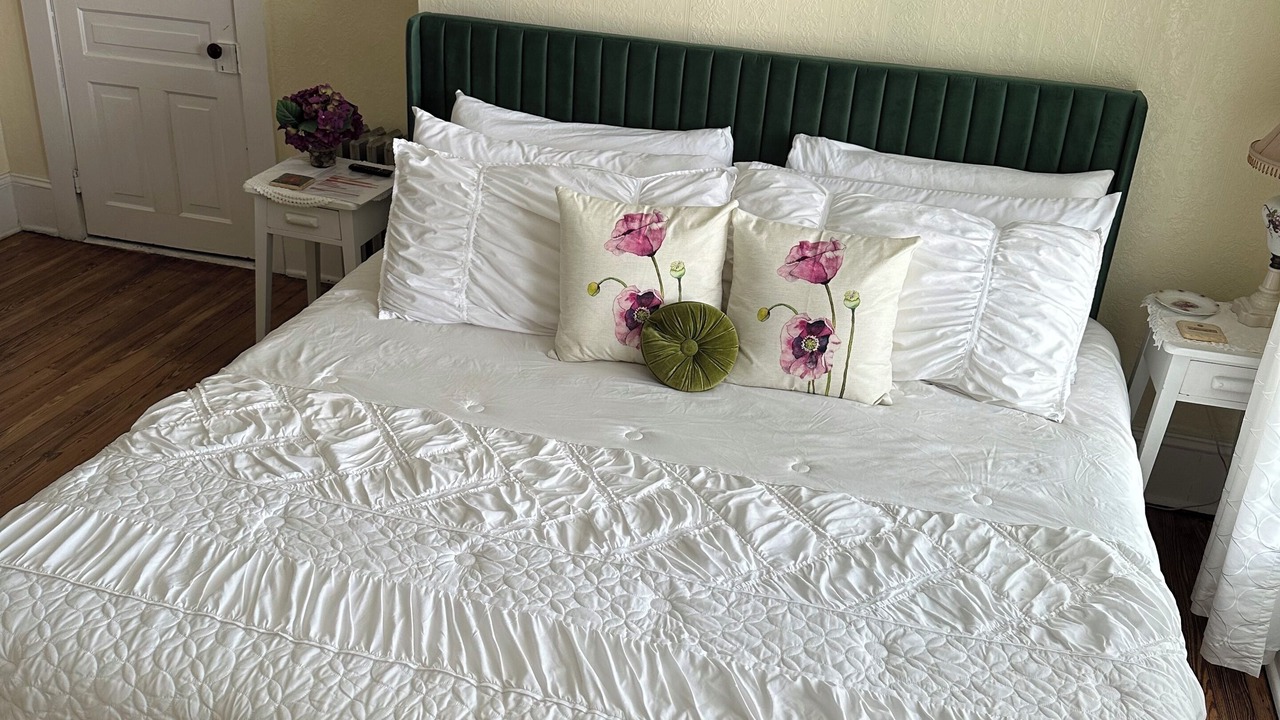 Photo of Bedroom in Hendersonville