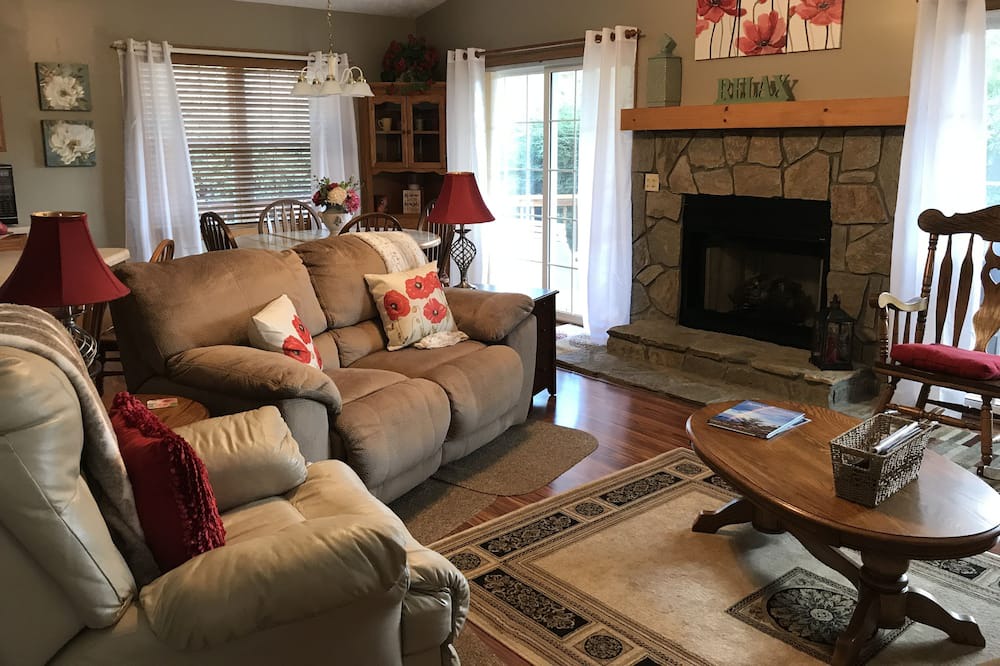 Photo of Livingroom in Maggie Valley