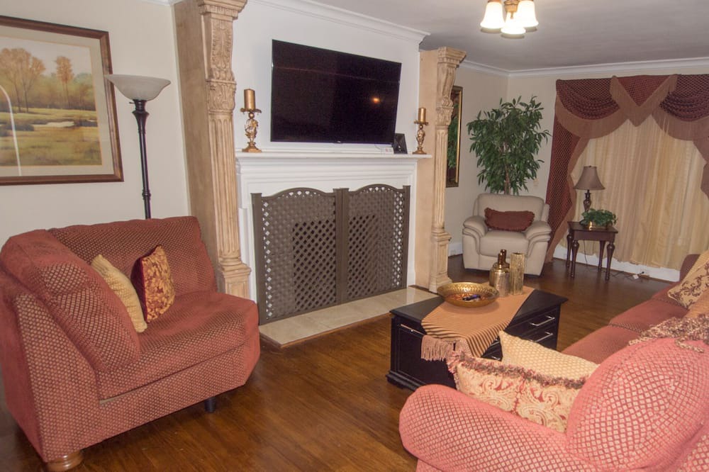 Photo of Livingroom in Wesley Heights