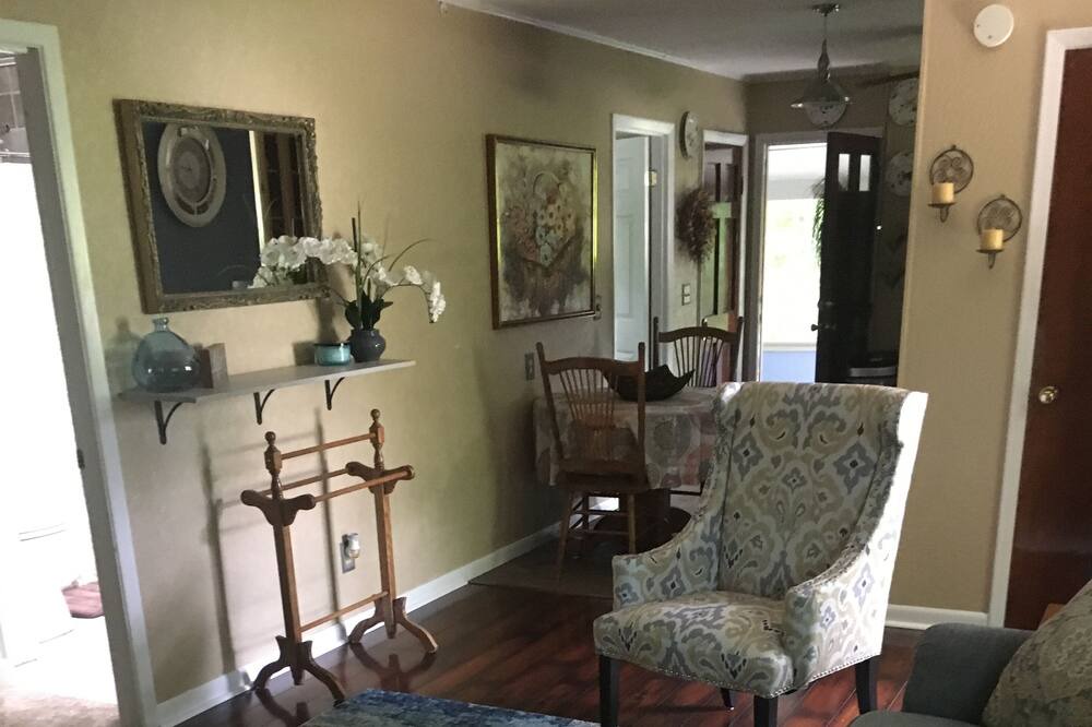 Photo of Livingroom in Laurel Park