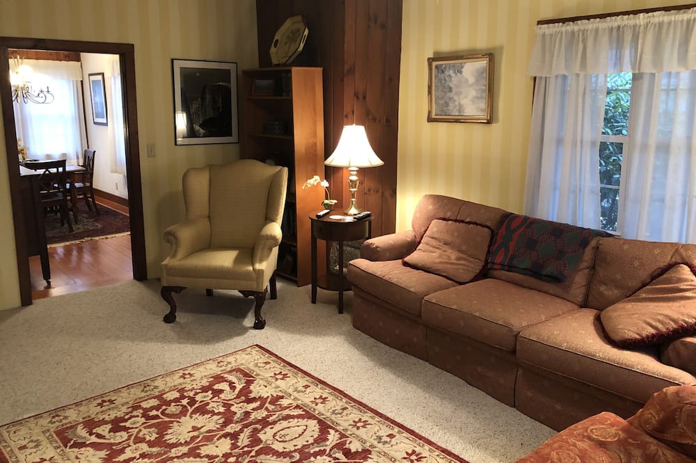 Photo of Livingroom in Laurel Park