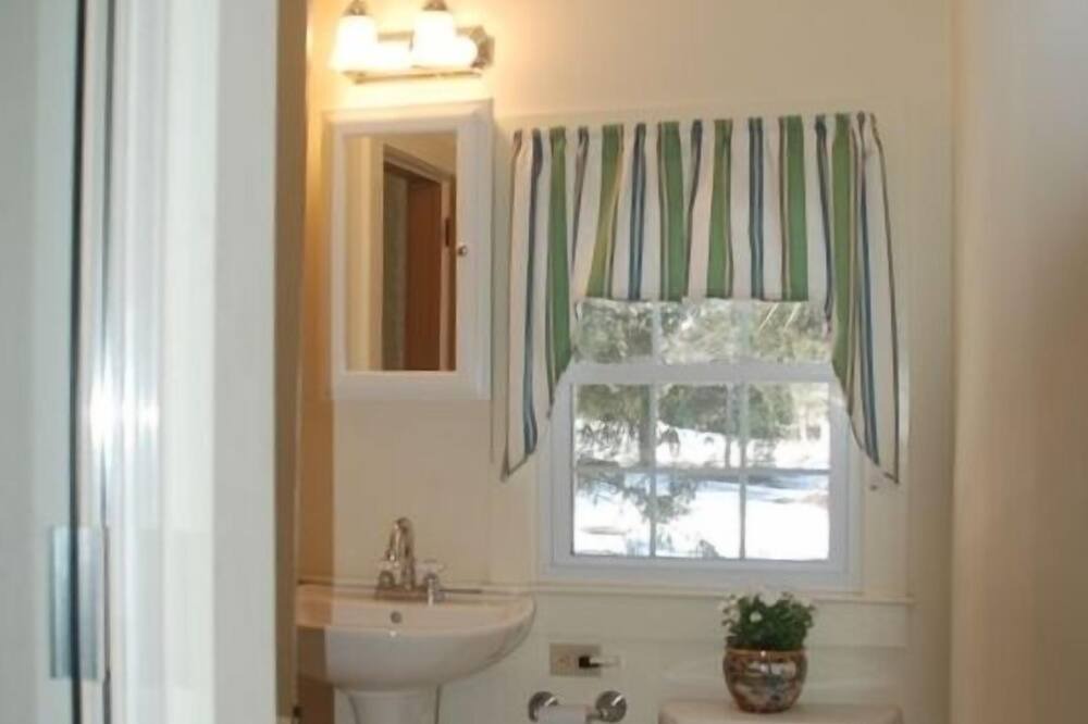 Photo of Bathroom in Laurel Park