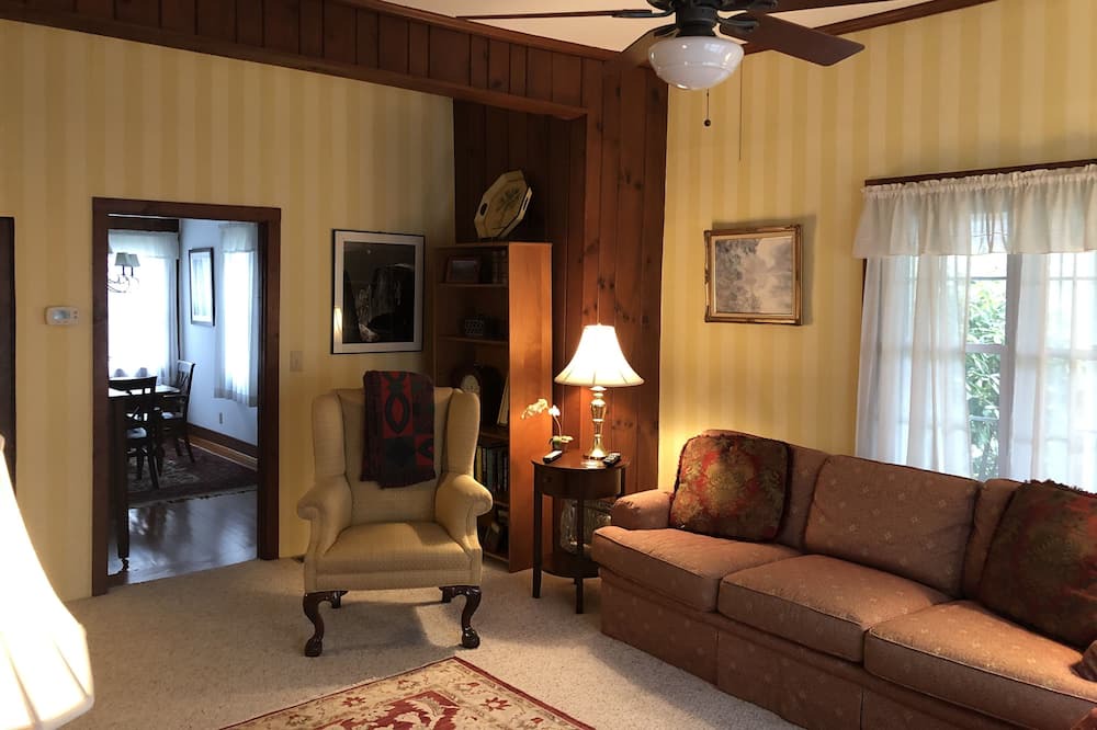 Photo of Livingroom in Laurel Park