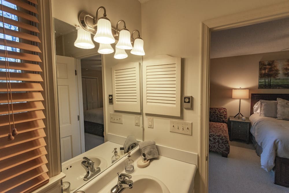 Photo of Bathroom in Highlands