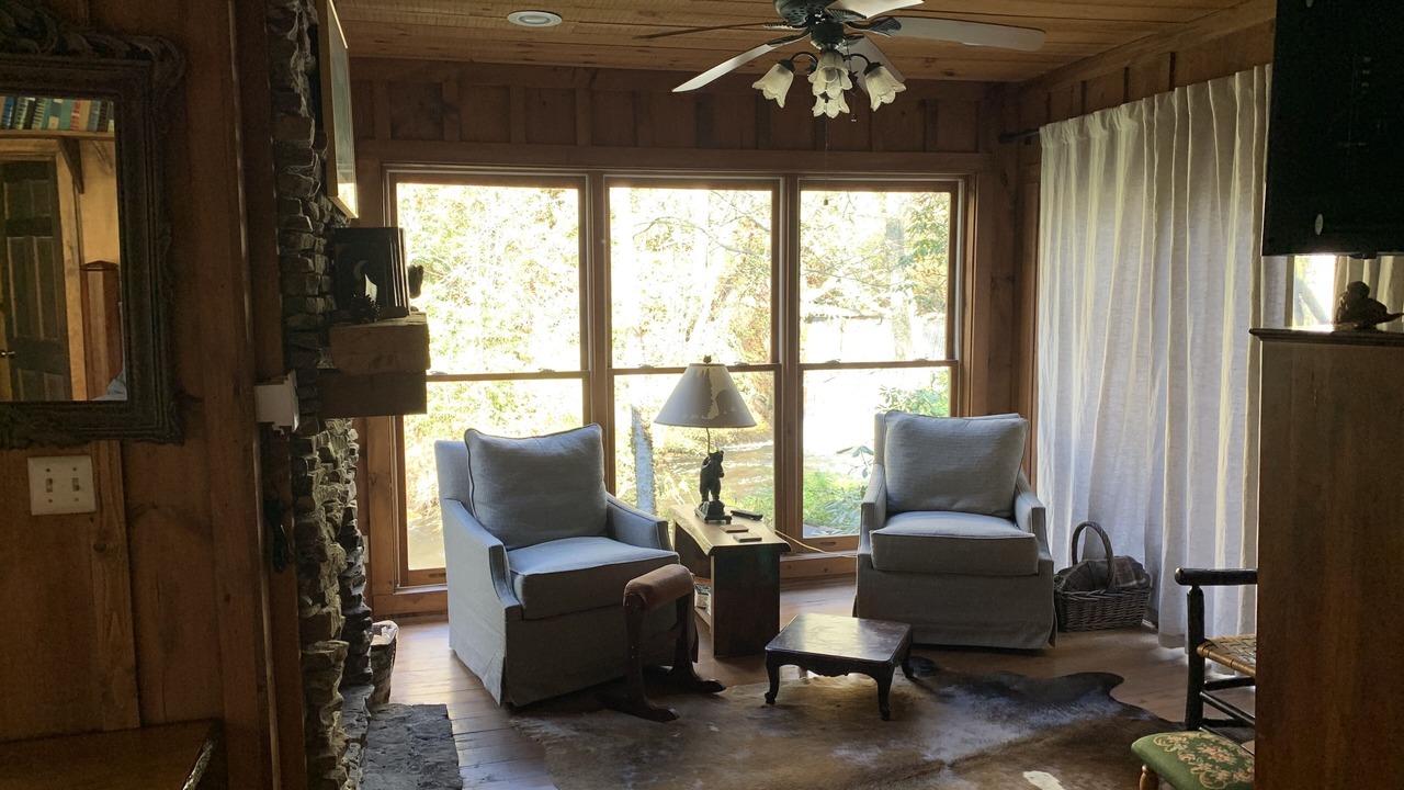 Photo of Livingroom in Mirror Lake