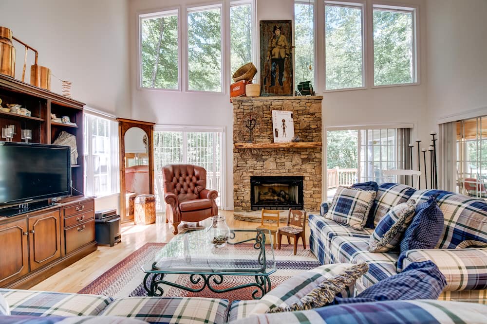 Photo of Bedroom in Hayesville