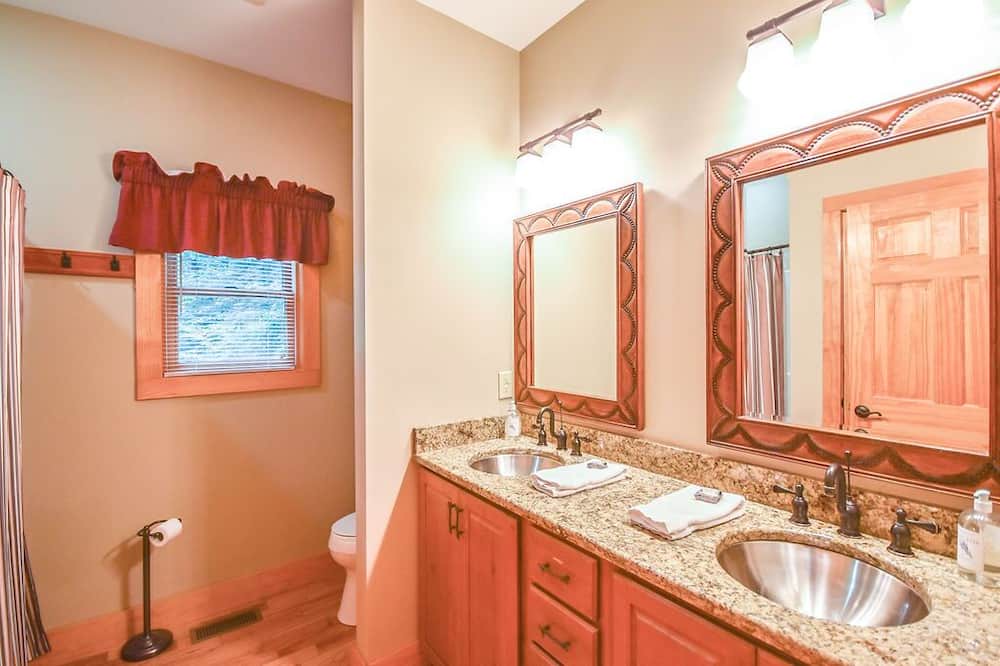 Photo of Bathroom in Apple Ridge