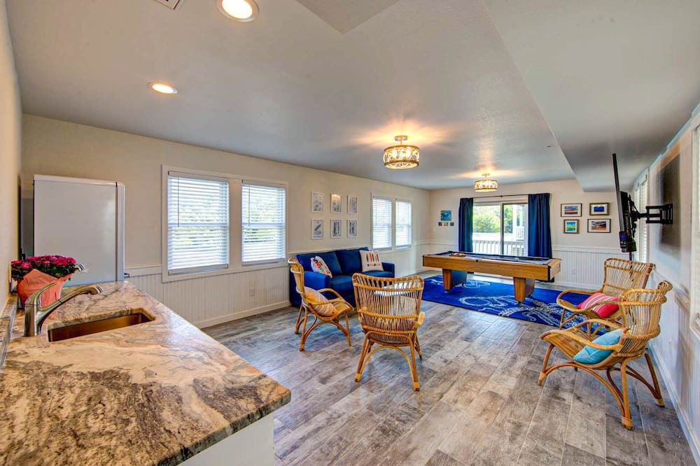 Photo of Bedroom in Wind Over Waves