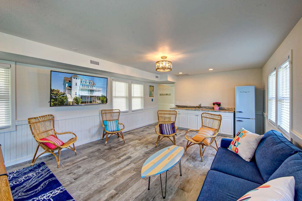 Photo of Bedroom in Wind Over Waves