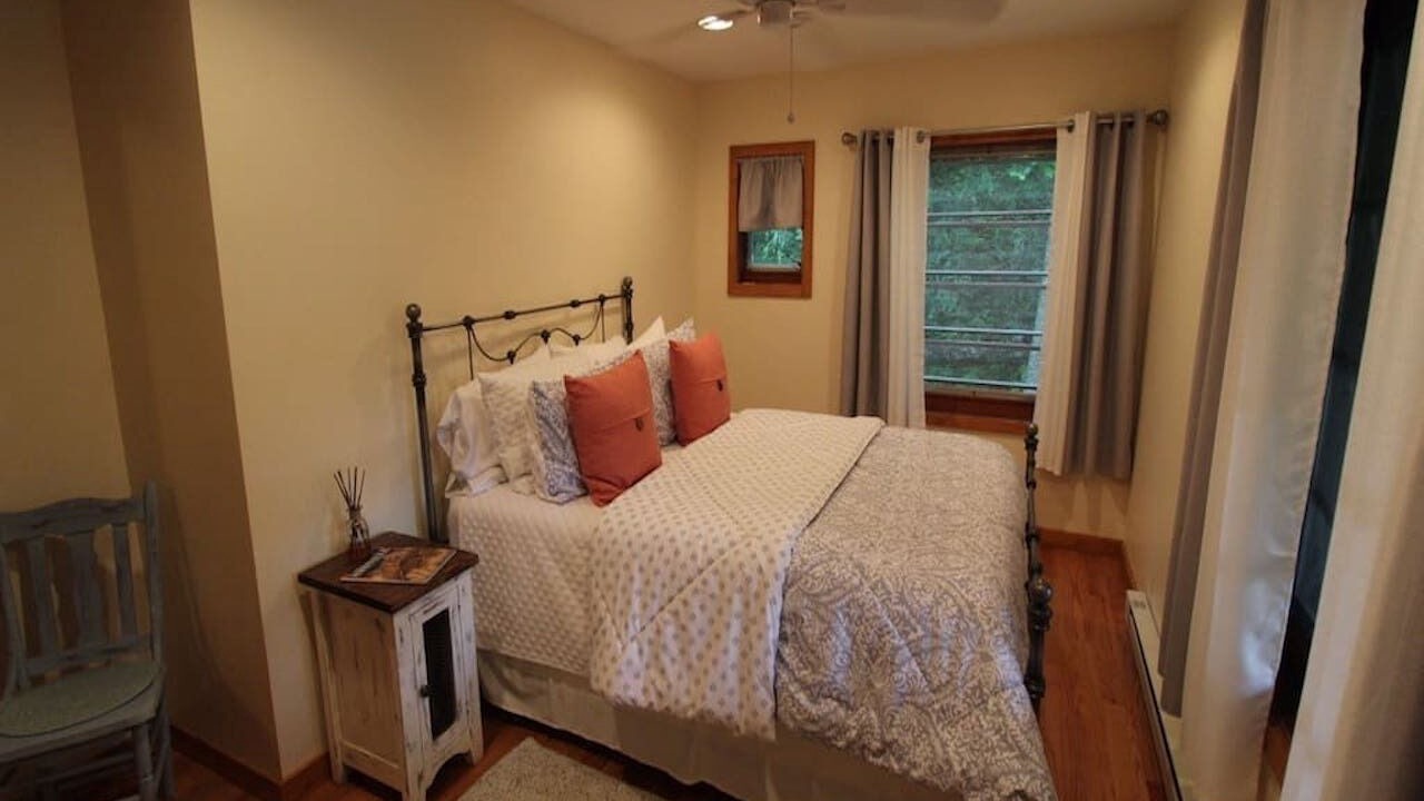 Photo of Bedroom in Hendersonville
