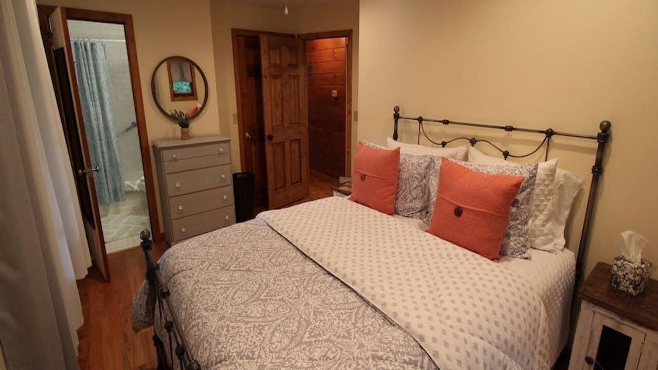 Photo of Bedroom in Hendersonville