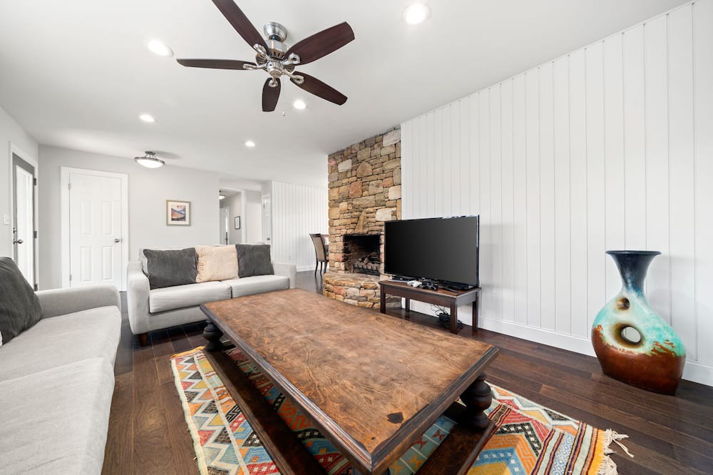 Photo of Livingroom in Fairview