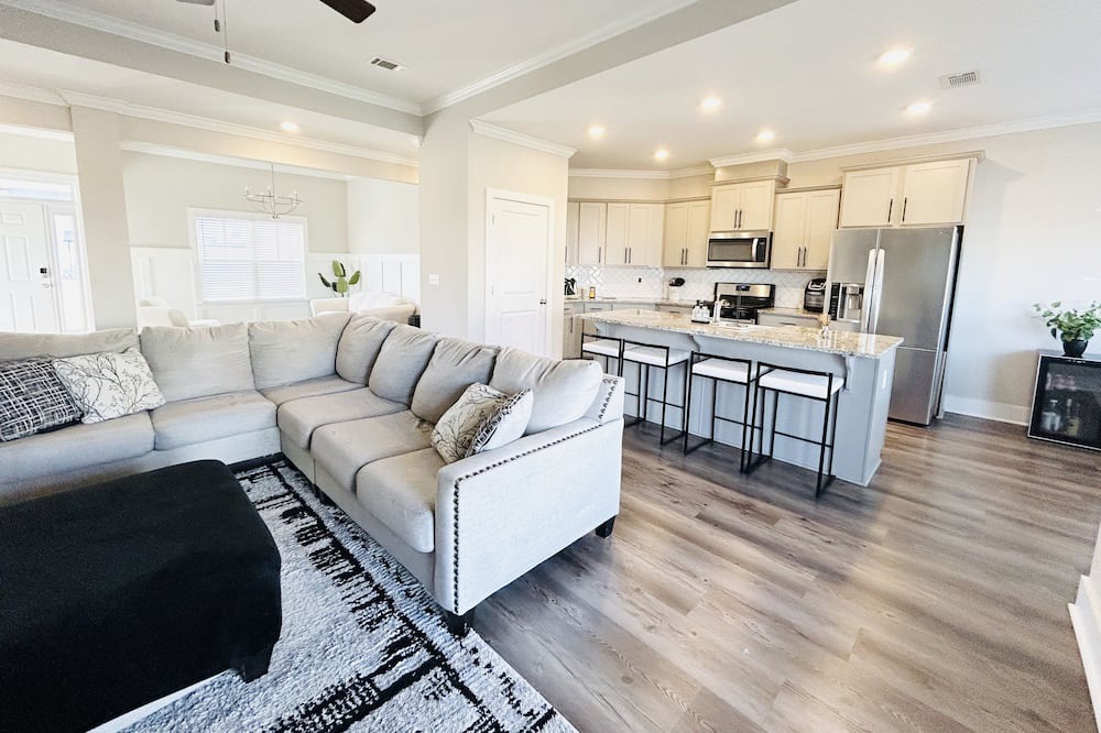 Photo of Livingroom in Langley