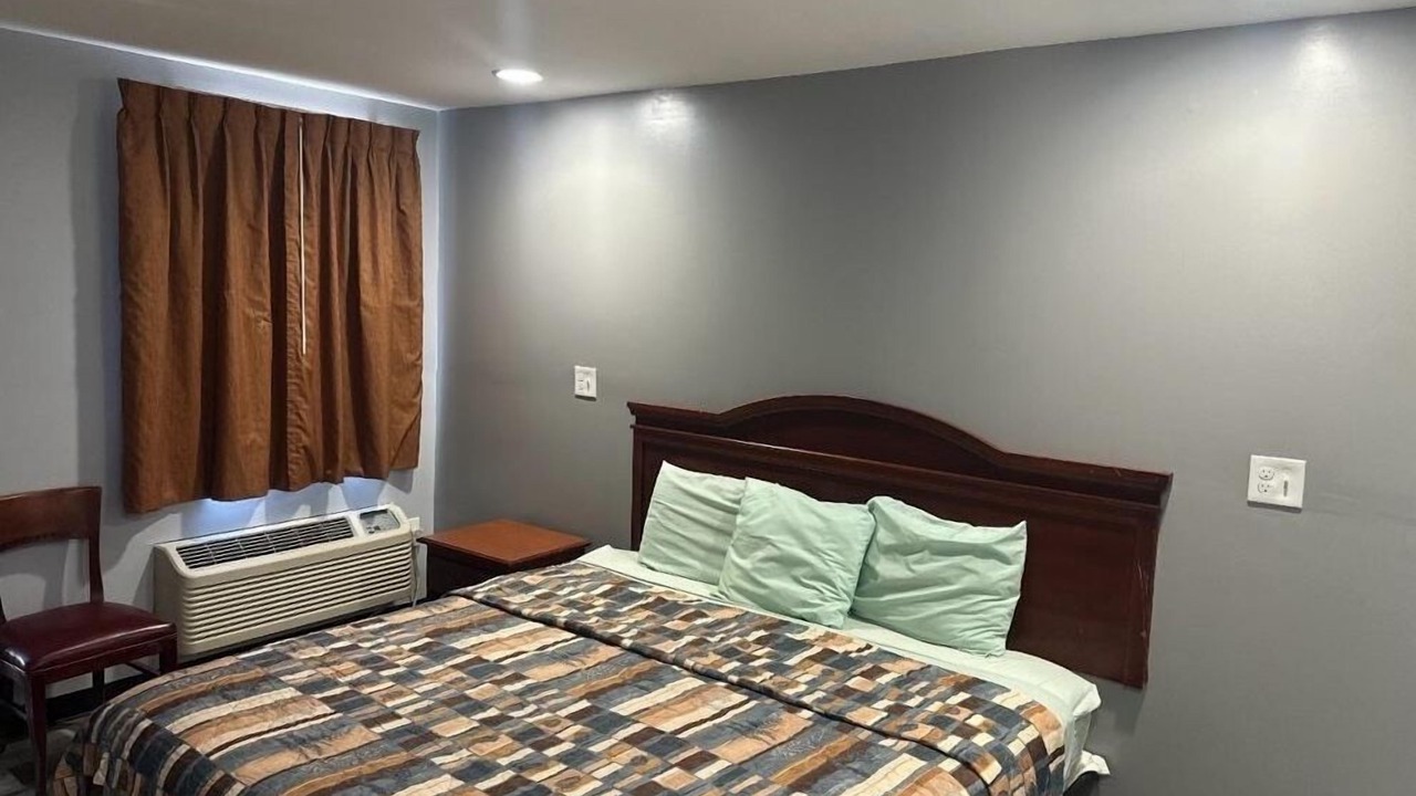 Photo of Bedroom in Crestline Heights