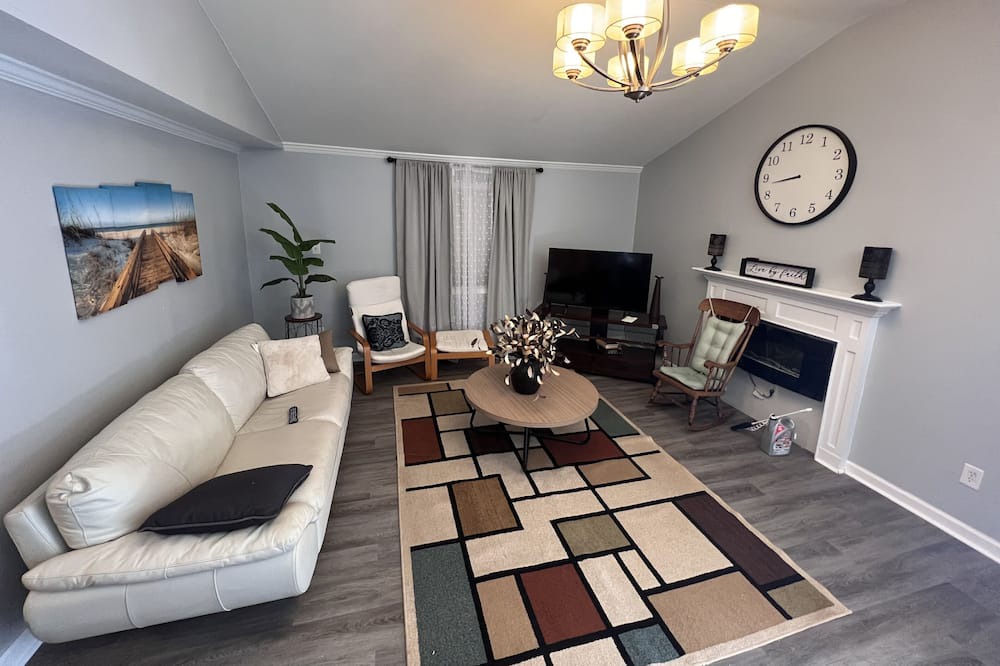 Photo of Livingroom in Monroe