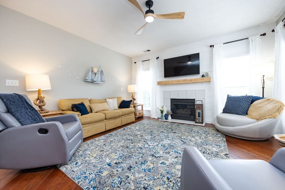 Photo of Livingroom in Moores Chapel
