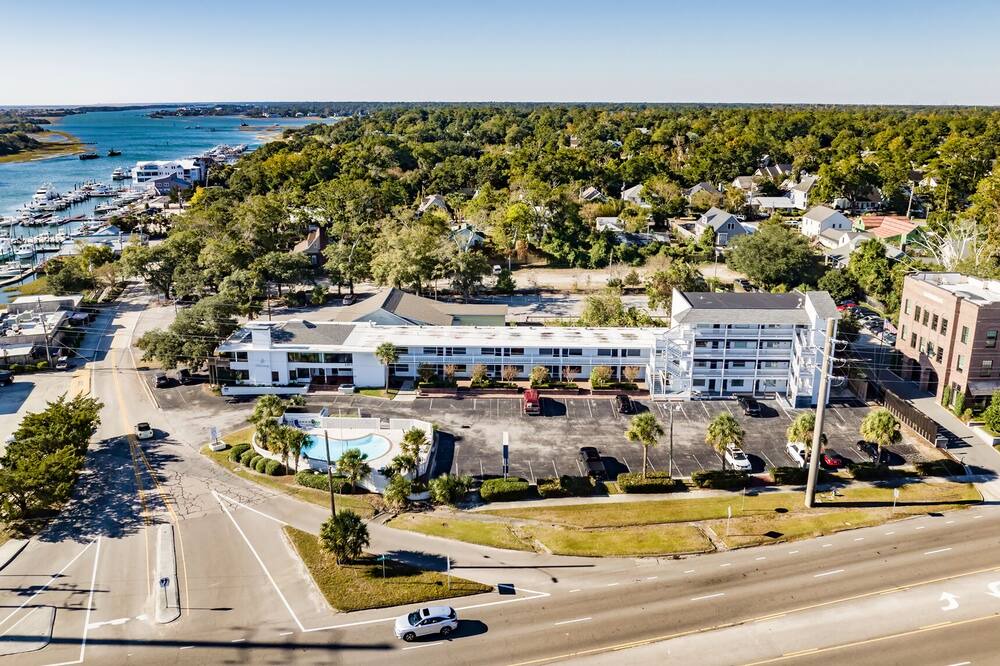 Photo of Others in Airlie