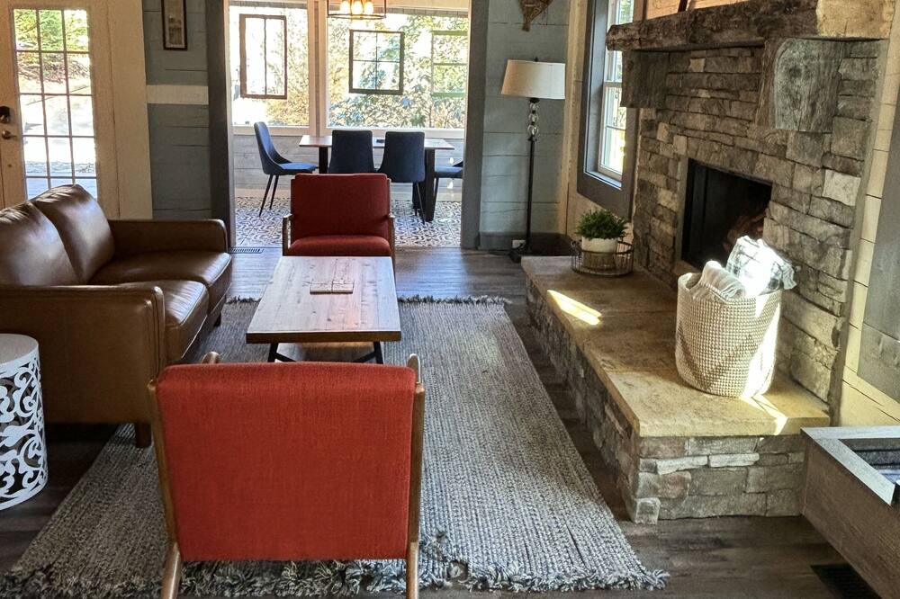 Photo of Livingroom in Maggie Valley