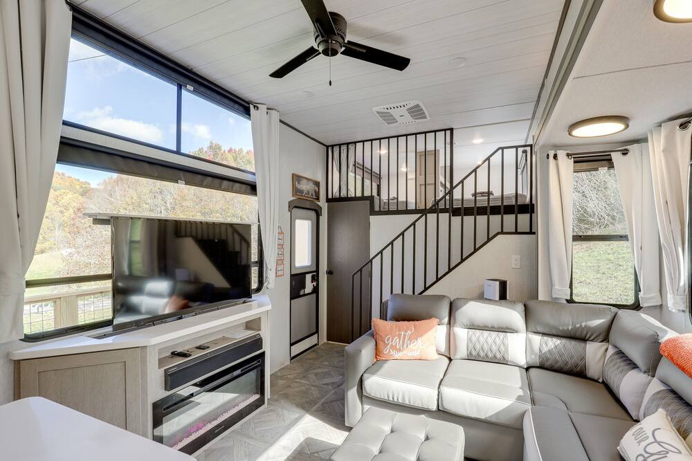 Photo of Livingroom in Mars Hill