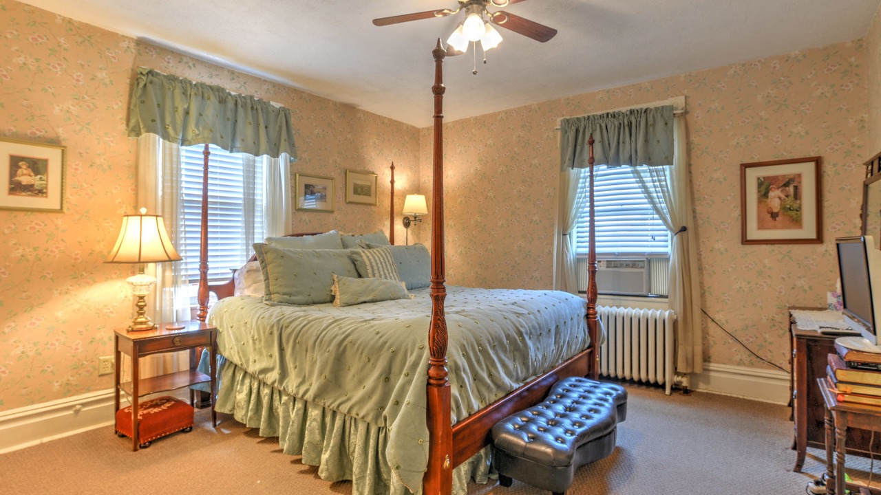 Photo of Bedroom in Hendersonville