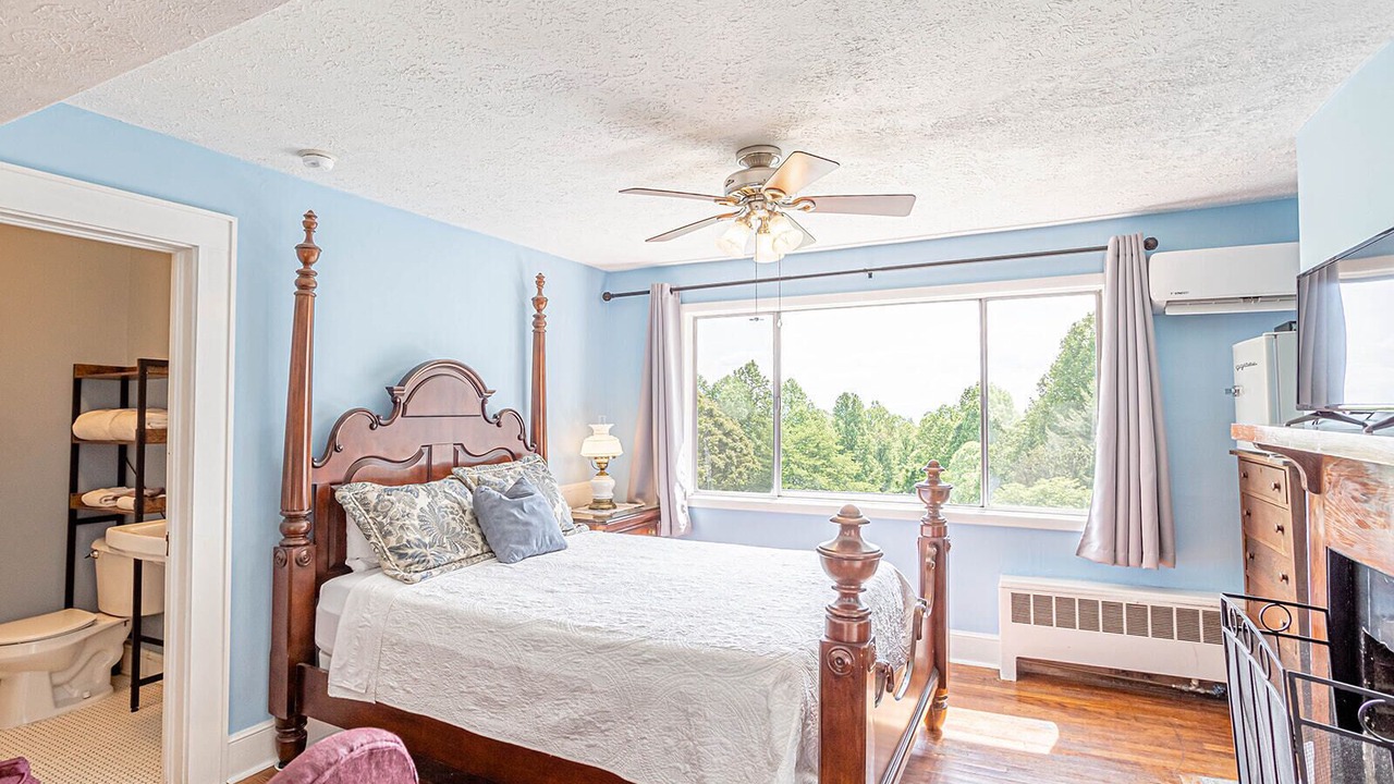 Photo of Bedroom in Laurel Park