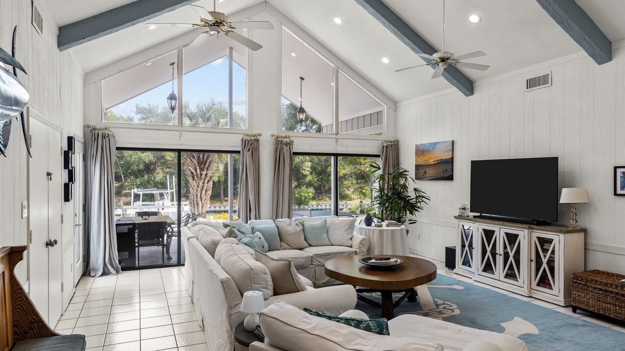 Photo of Livingroom in Pine Knoll Shores