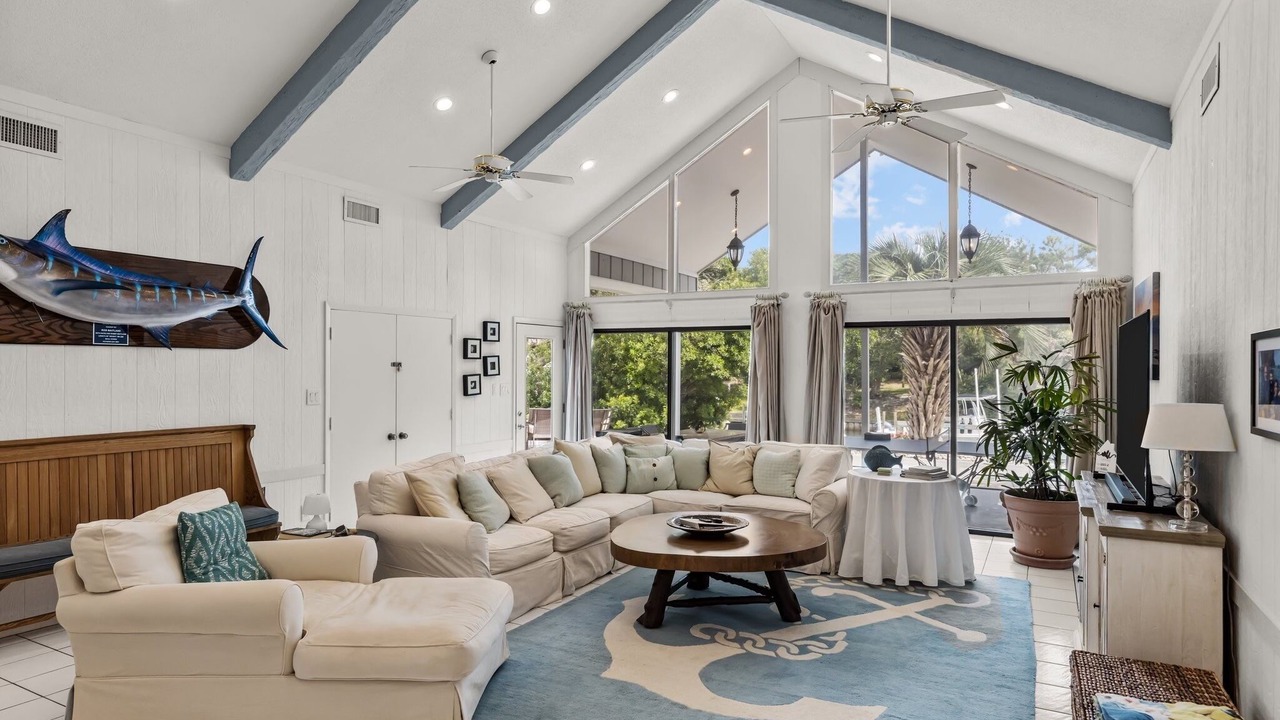 Photo of Livingroom in Pine Knoll Shores