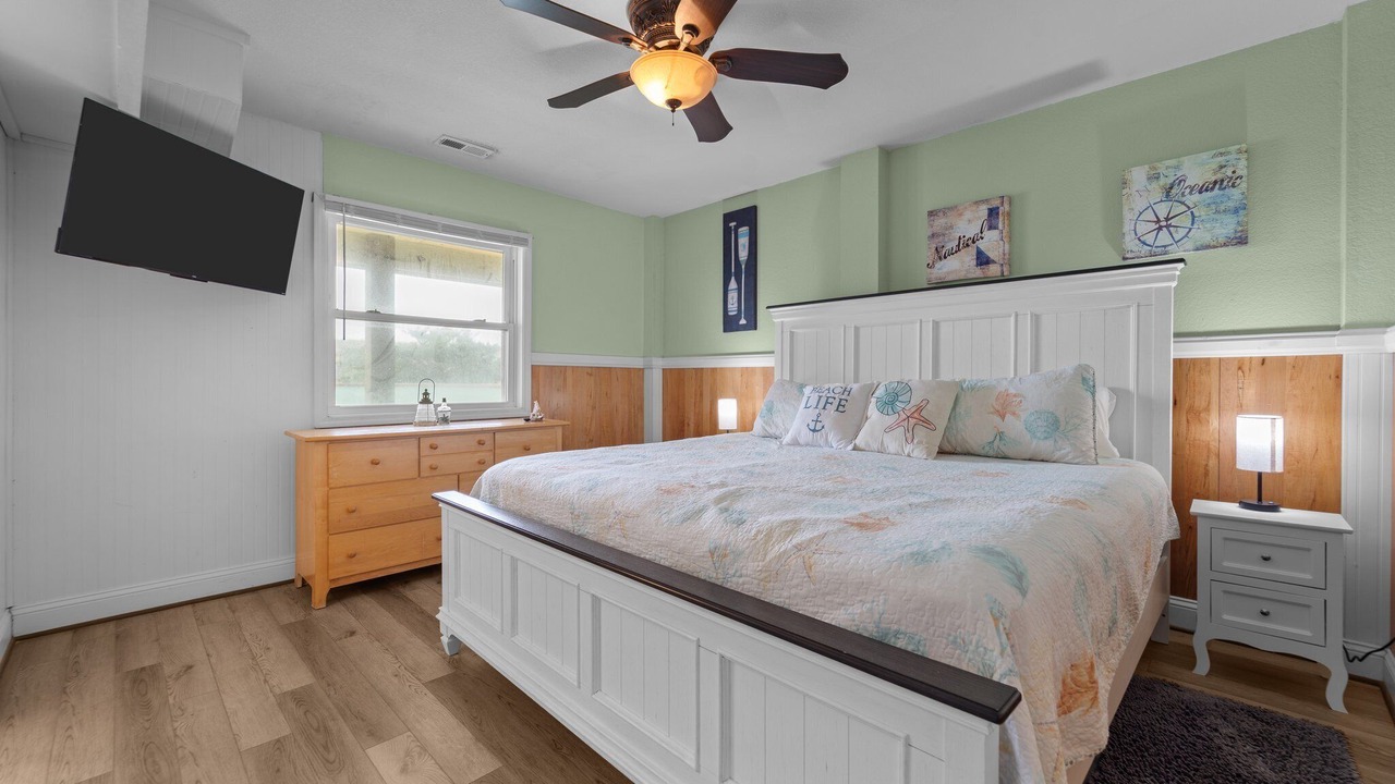 Photo of Bedroom in Waves