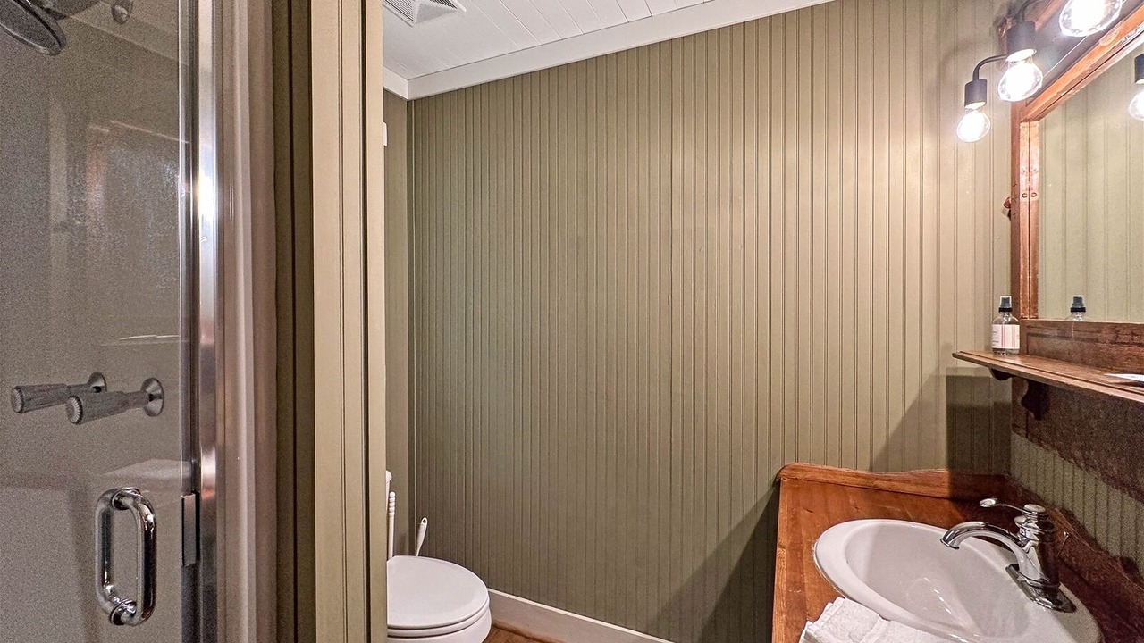 Photo of Bathroom in Mirror Lake