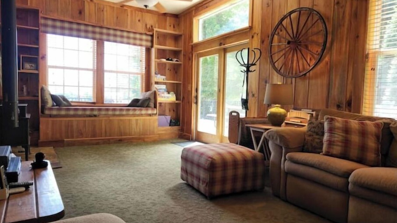 Photo of Livingroom in Fontana Dam