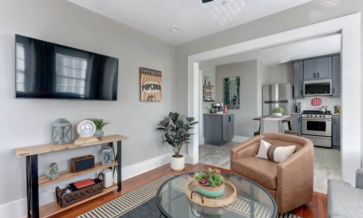 Photo of Livingroom in Old West Broad Neighborhood