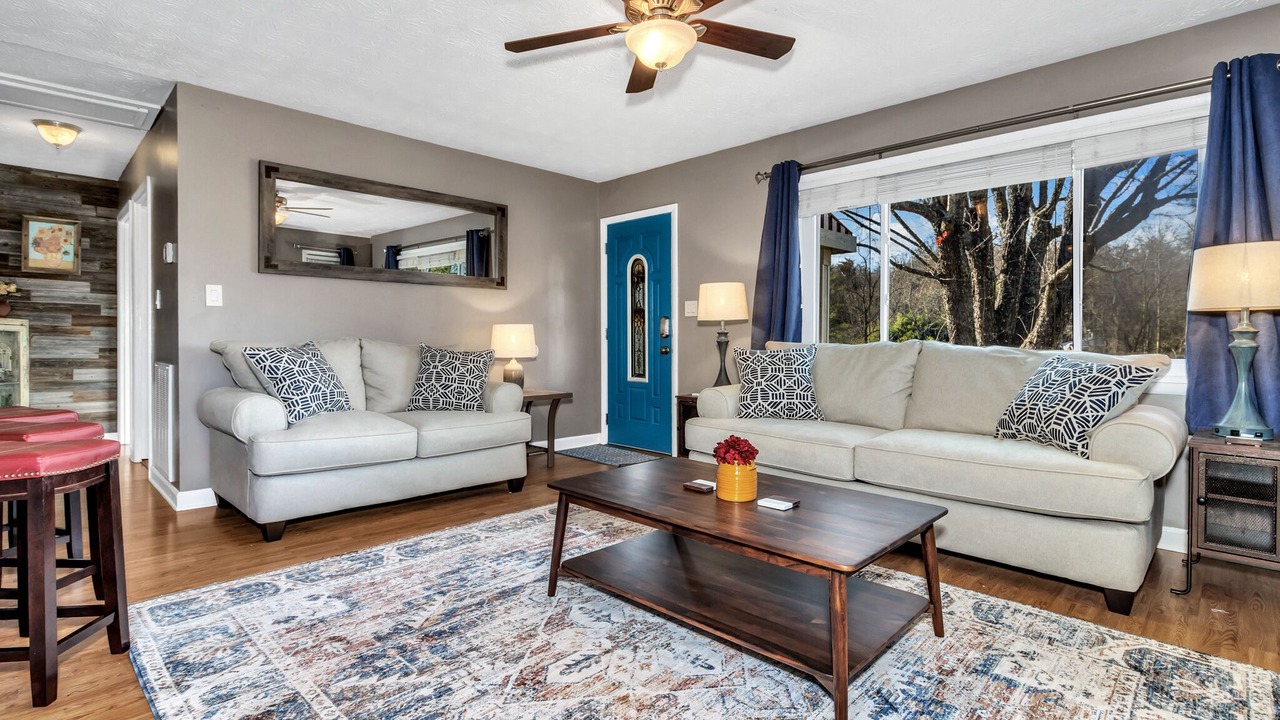 Photo of Livingroom in Candler